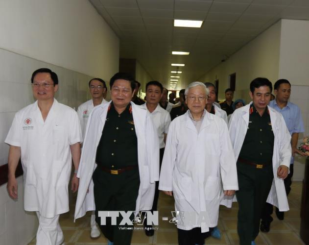 Tổng Bí thư thăm, chúc mừng các đồng chí Đỗ Mười và Lê Đức Anh được tặng huy hiệu 80 năm tuổi Đảng
